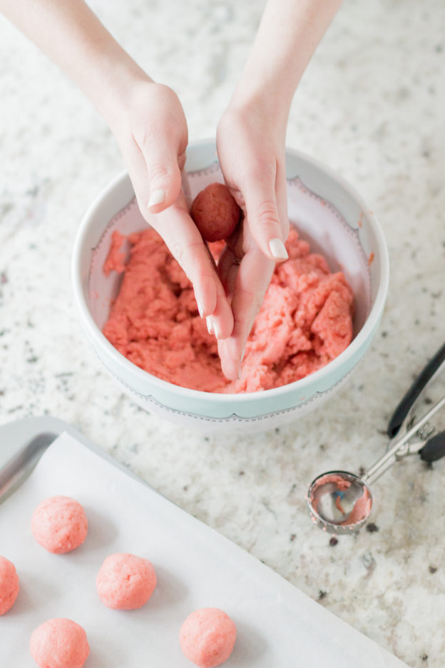 Chocolate Covered Strawberry Cake Balls | Blog Appétit